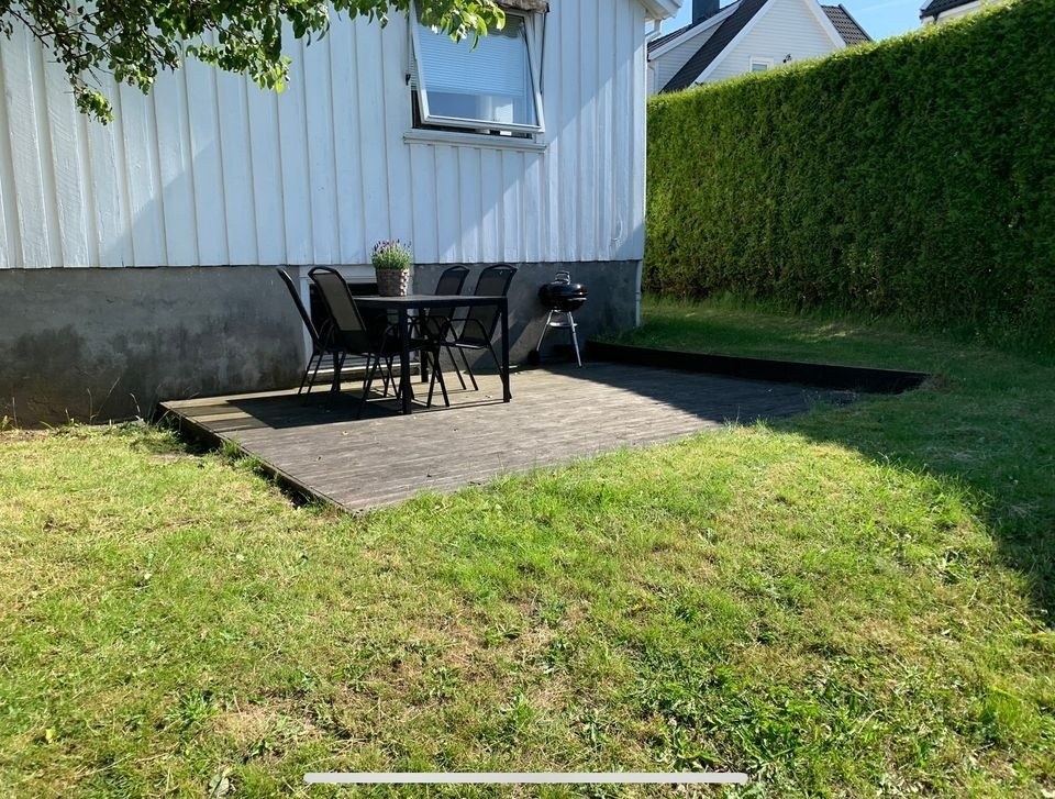Stor hage med terasse med hagemøbler og grill Galleribilde
