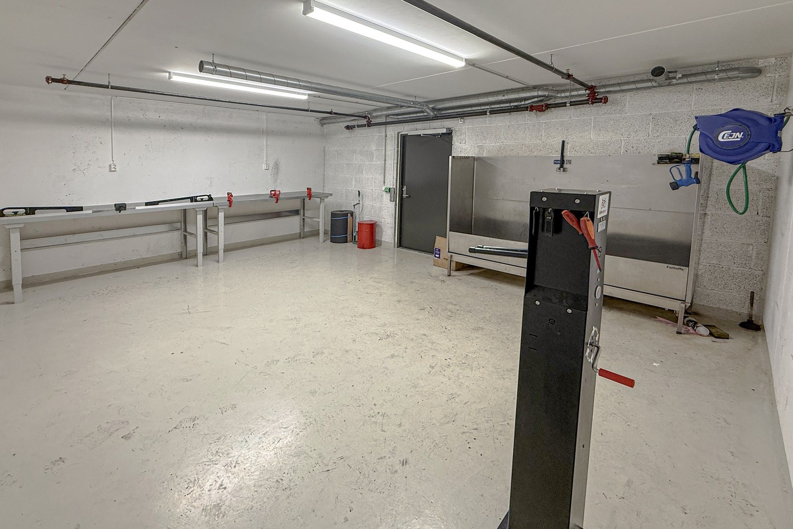 Det er også smørebod med vaskemuligheter og til reparasjon på sykler o.l. Galleribilde