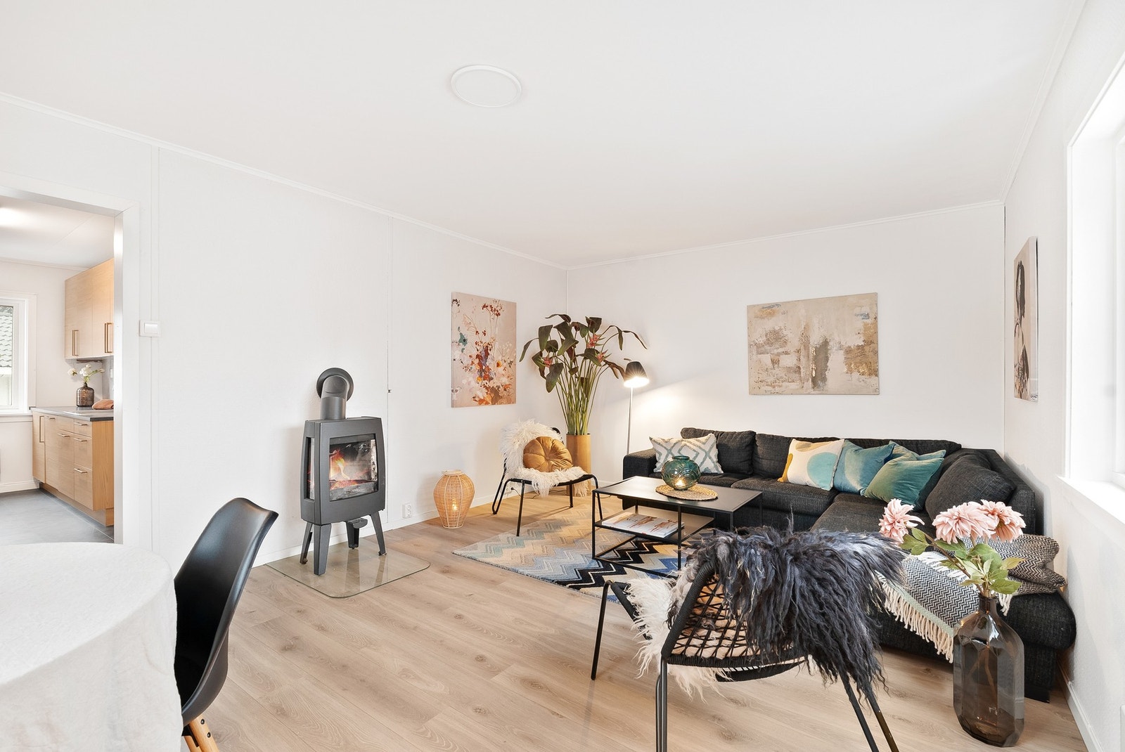 Horisontaldelt tomannsbolig bestående av 1. etasje og deler av kjelleren. Galleribilde