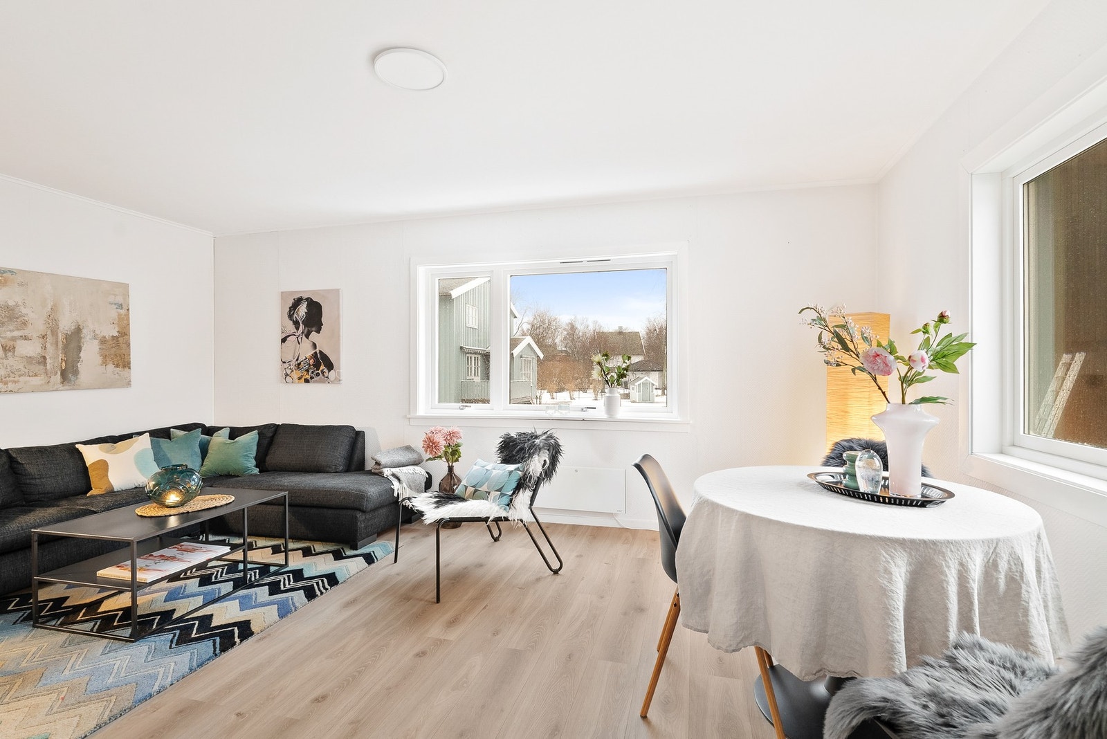 1. etasje består av en romslig stue, kjøkken, bad og to gode soverom. Galleribilde
