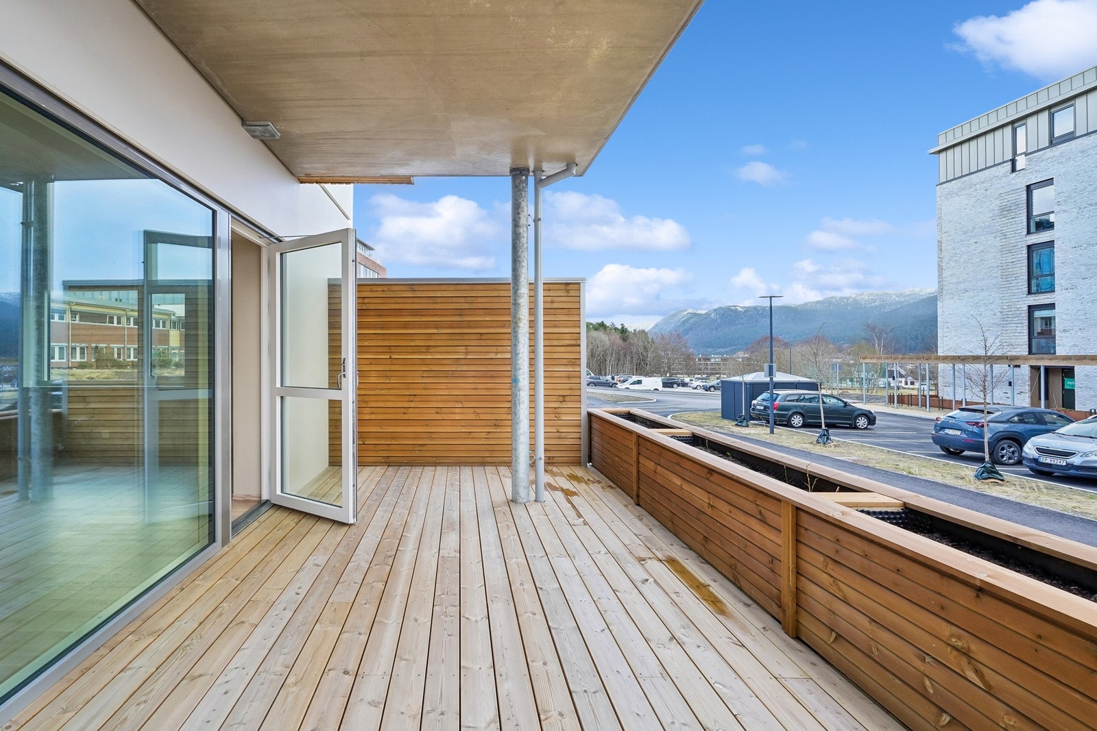 Stor terrasse med noe overbygg Galleribilde
