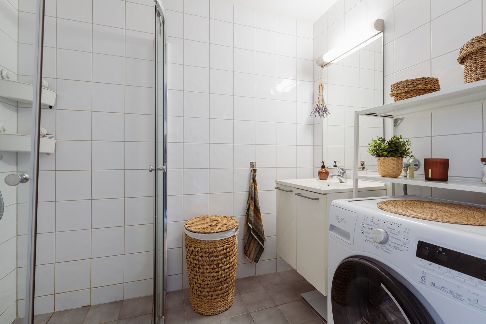 Badet er romslig med opplegg for vaskemaskin Galleribilde