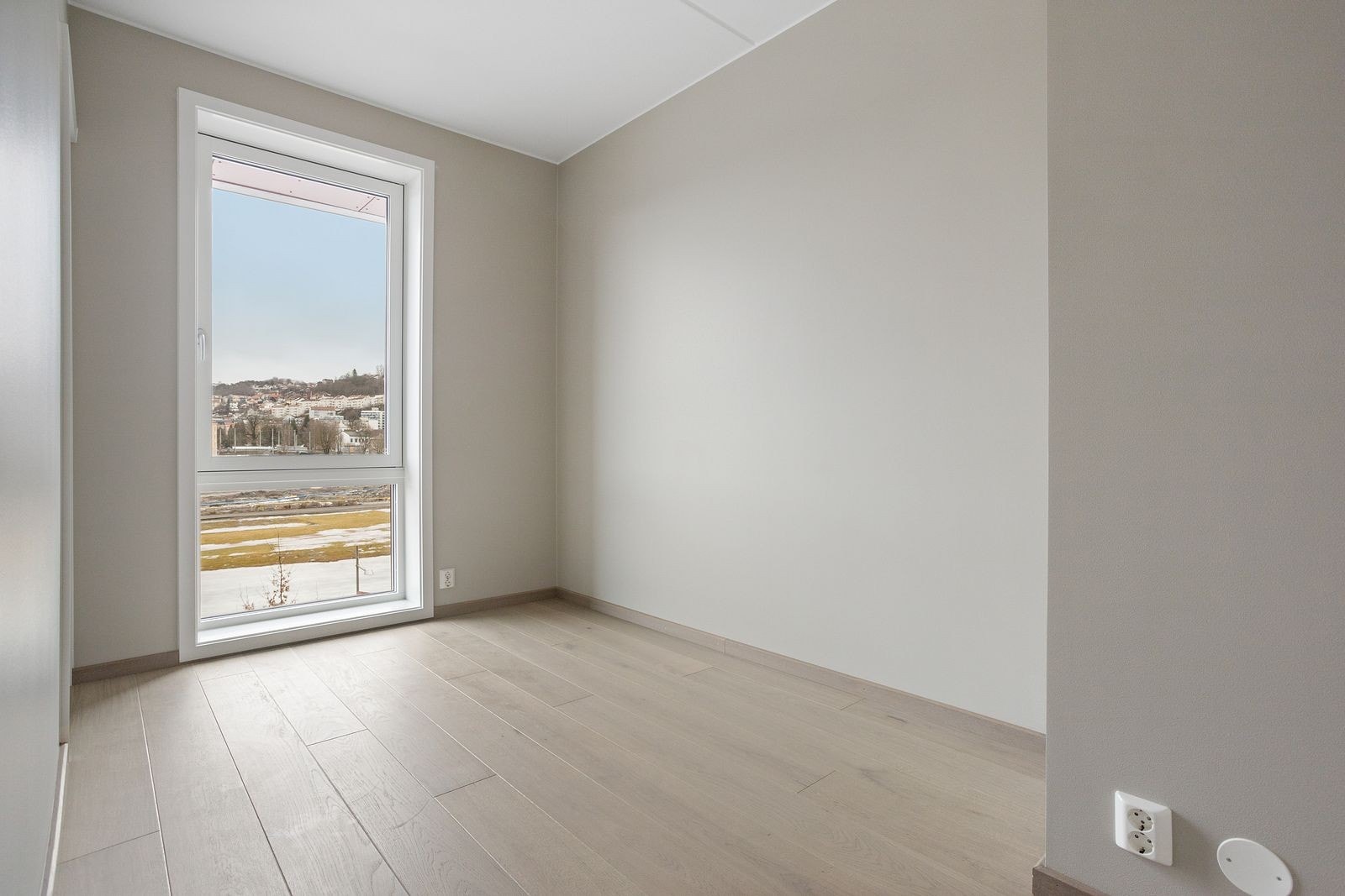 Hele leiligheten har solskjerming som styres med fjerrkontroll. Galleribilde