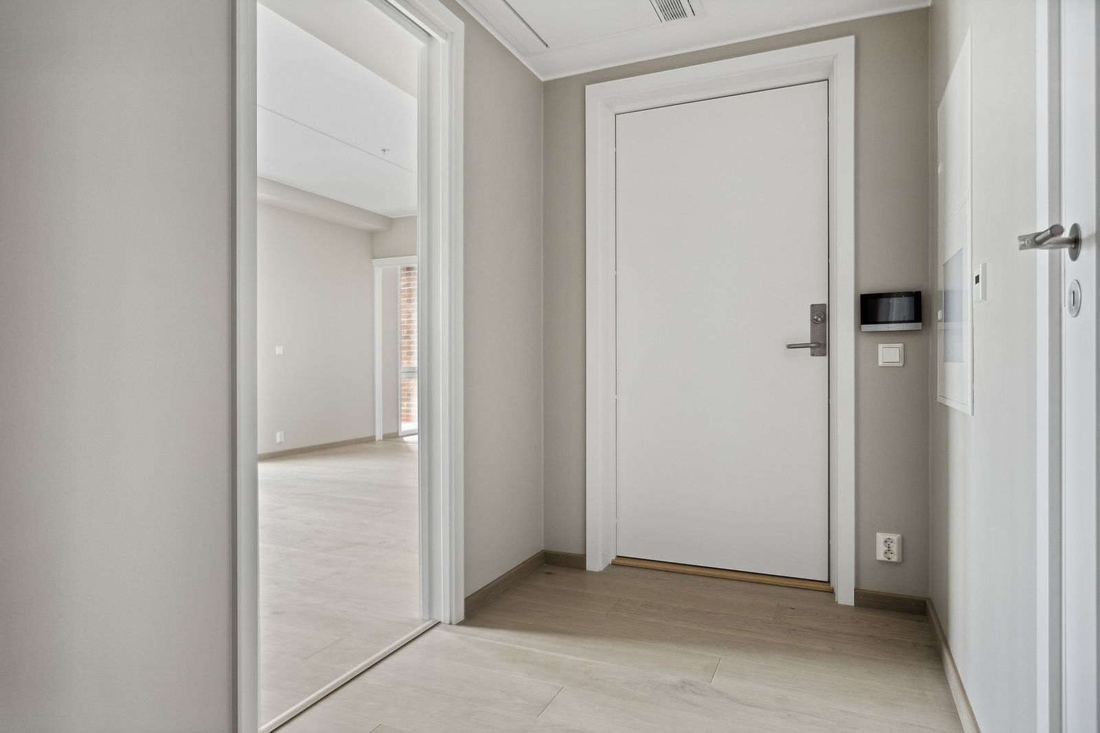 Romslig entre med videocall annlegg. Galleribilde
