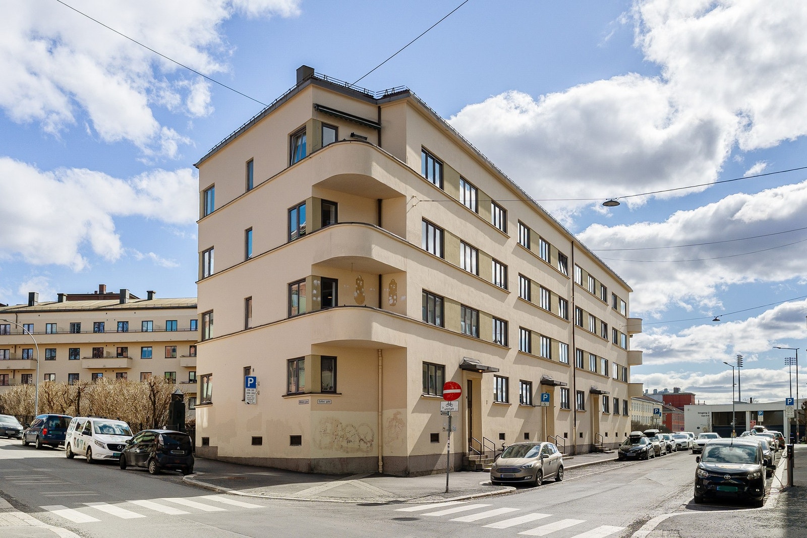 Leiligheten er en av fire på hjørnet, hvor denne ligger fint plassert i tredje etasje Galleribilde