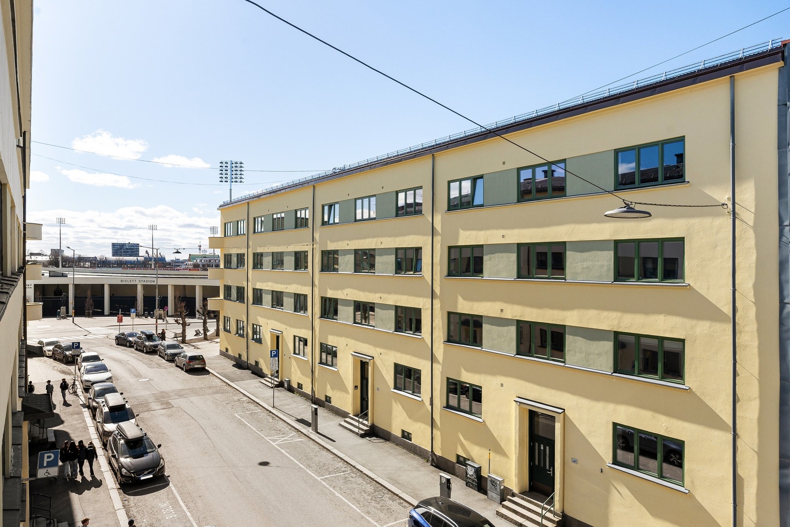 Rolig beliggenhet i en enveiskjørt gate; "Selv om vi bor midt i byen, er det overraskende stille og rolig i leiligheten." Galleribilde