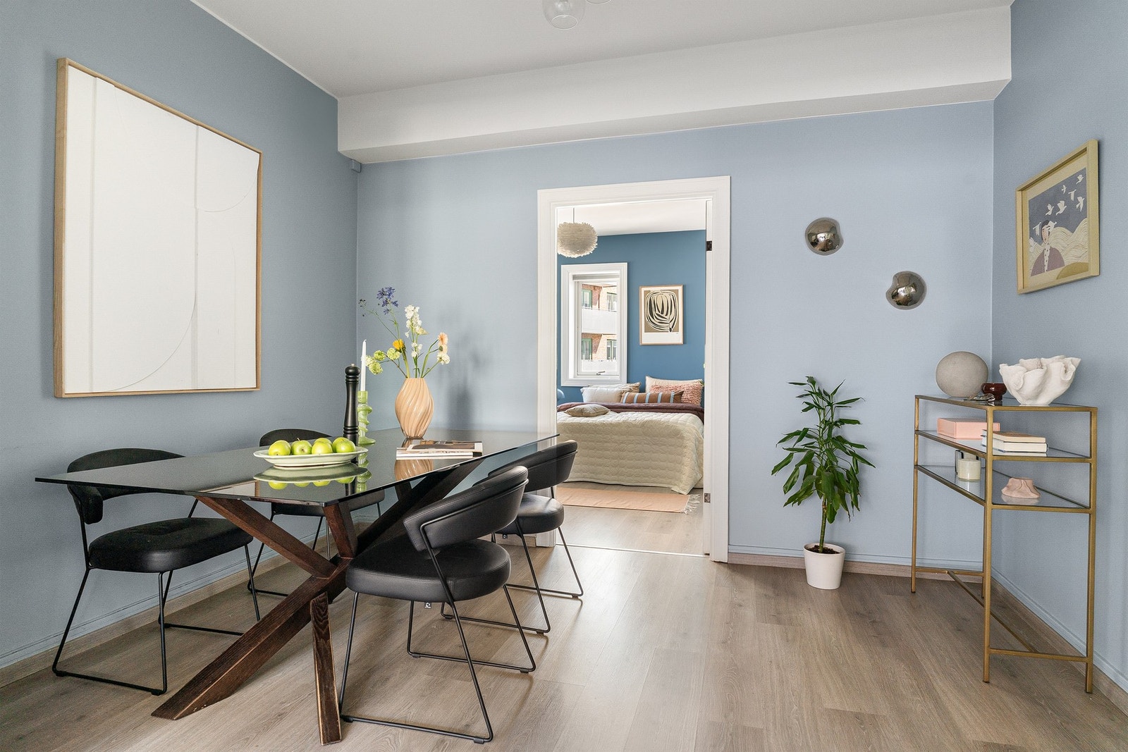 God plass til stort spisebord i egen sone. Perfekt for sosiale sammenkomster Galleribilde