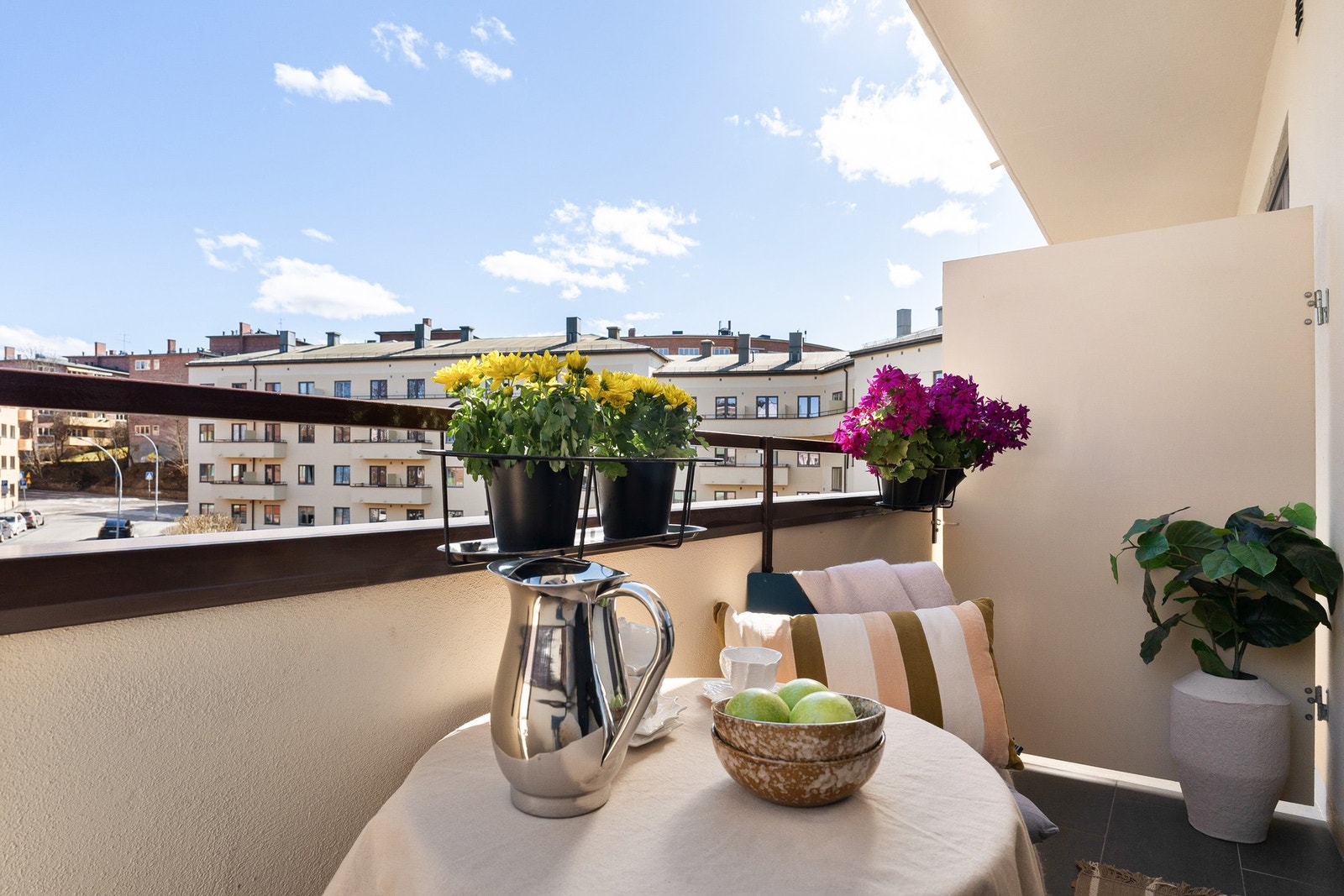 "Om morgenen kan man ta kaffekoppen på kjøkkenterrassen når solen titter frem." Balkongen vender mot øst og har blitt oppført i nyere tid Galleribilde