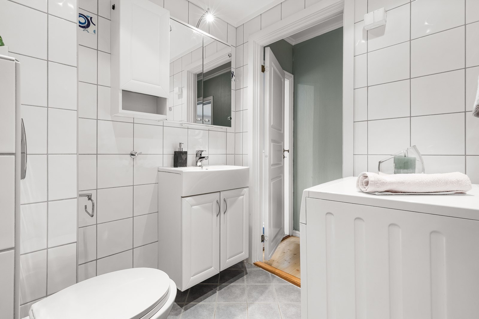 Badet er plassert sentralt i leiligheten, lett tilgjengelig fra alle rom. Galleribilde