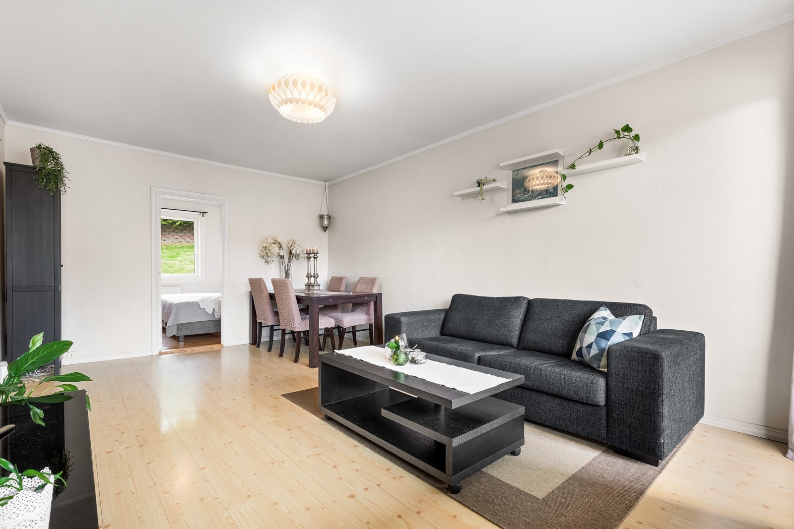 Rommet er lett å innrede og kan tilpasses ulike behov og ønsker. Her er det god plass til både sofagruppe og spisegruppe. Galleribilde