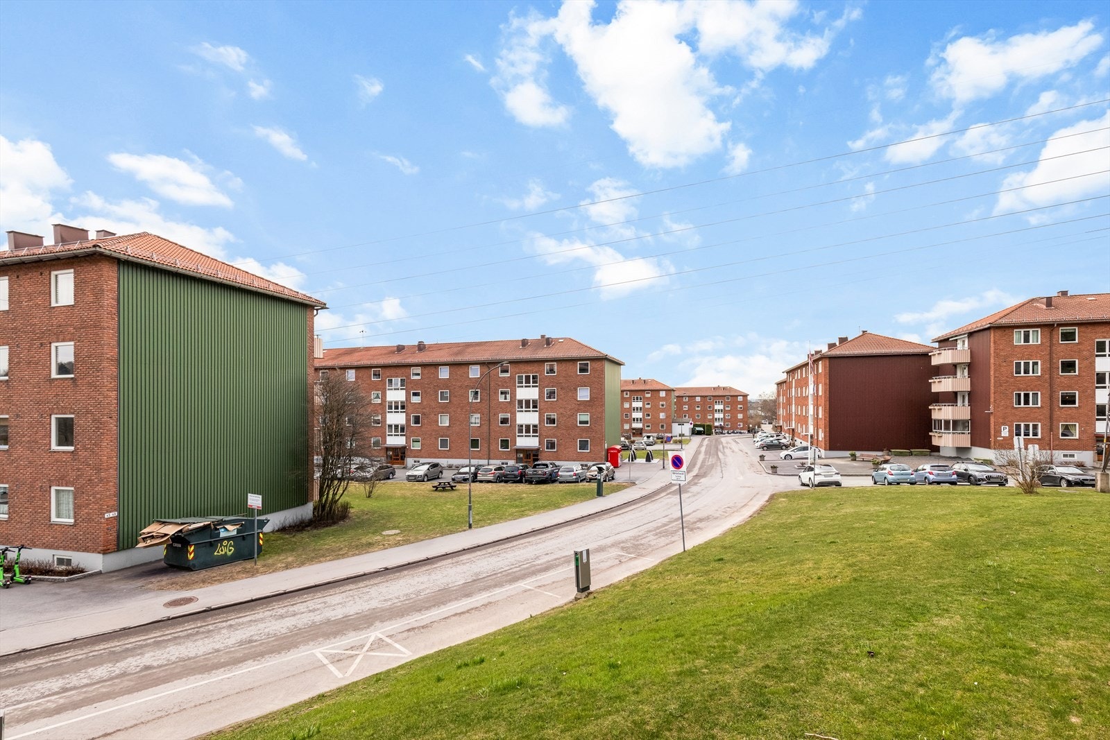 Utsikt over det rolige og familievennlige boligområdet rett ved Bjerkedalen park! Galleribilde