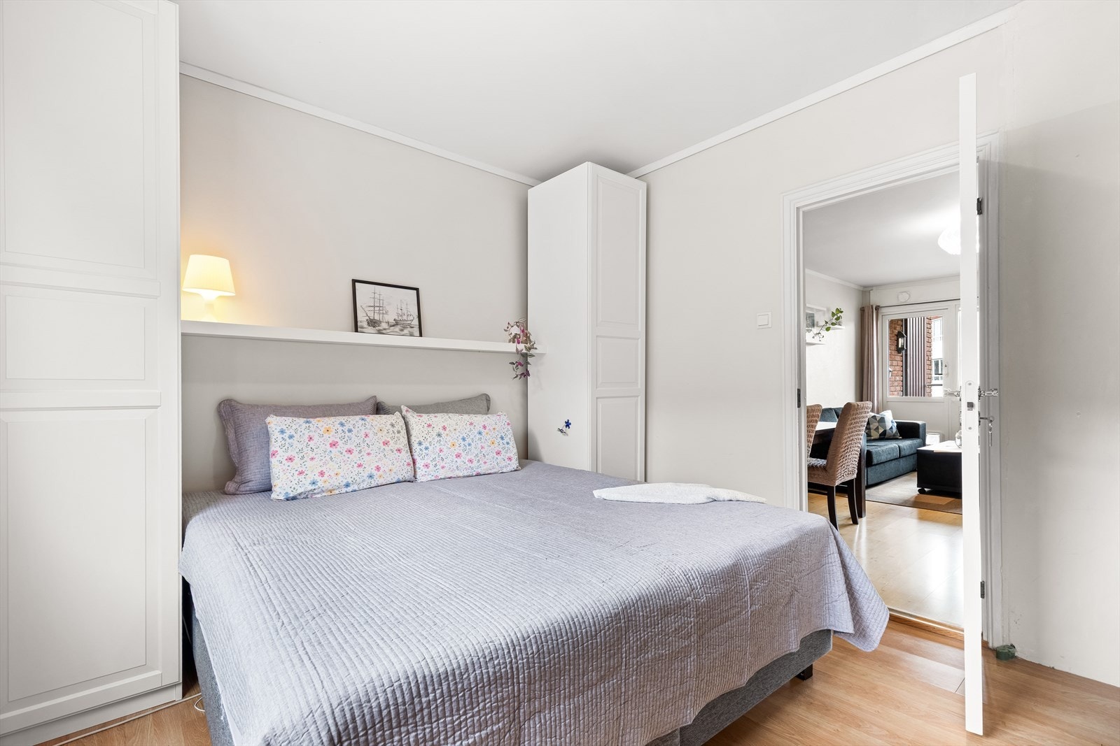 Boligen har totalt tre soverom av god størrelse. Hovedsoverommet ligger vegg i vegg mot stuen og byr på god plass til dobbeltseng, nattbord og øvrig møblement. Galleribilde