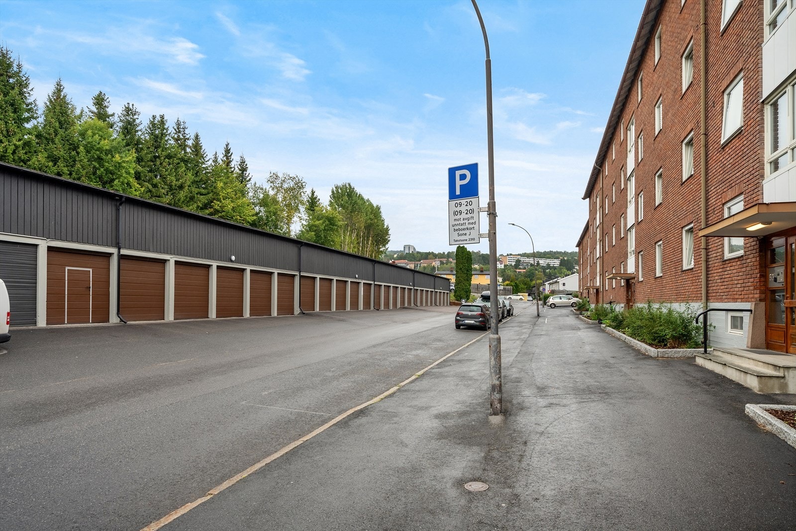 Mulighet for garasjeleie i Bjerkedalen Garasjelag. Garasjelaget består av 84 garasjer, derav 76 garasjer som er tilgjengelig for vanlig utleie. Borettslaget disponerer også 200 parkeringsplasser som kan leies av beboerne. Galleribilde