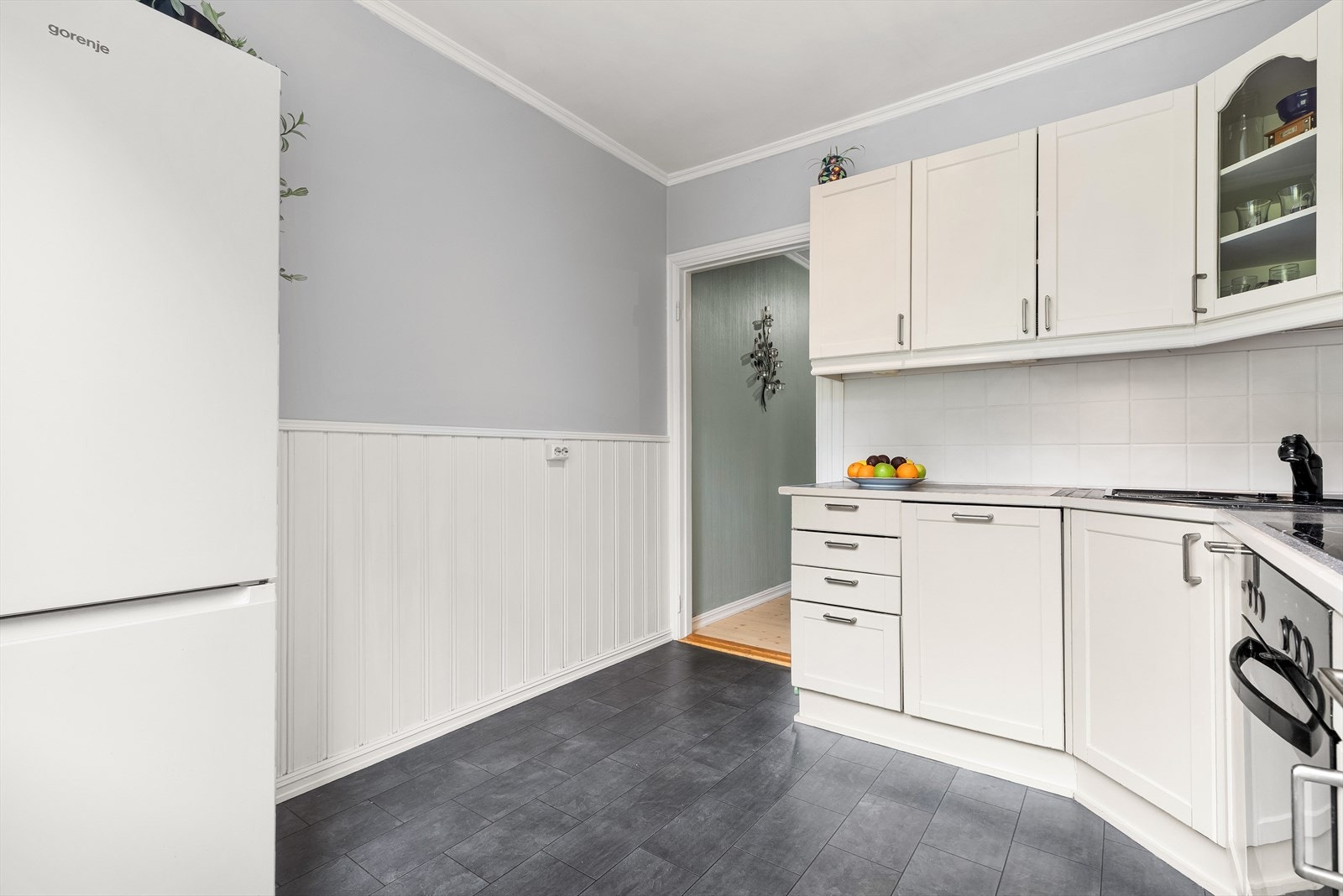 Kjøkkenet er utstyrt med oppvaskmaskin og komfyr som medfølger handelen. Det er også god plass til kjøkkenbord om ønskelig. Galleribilde