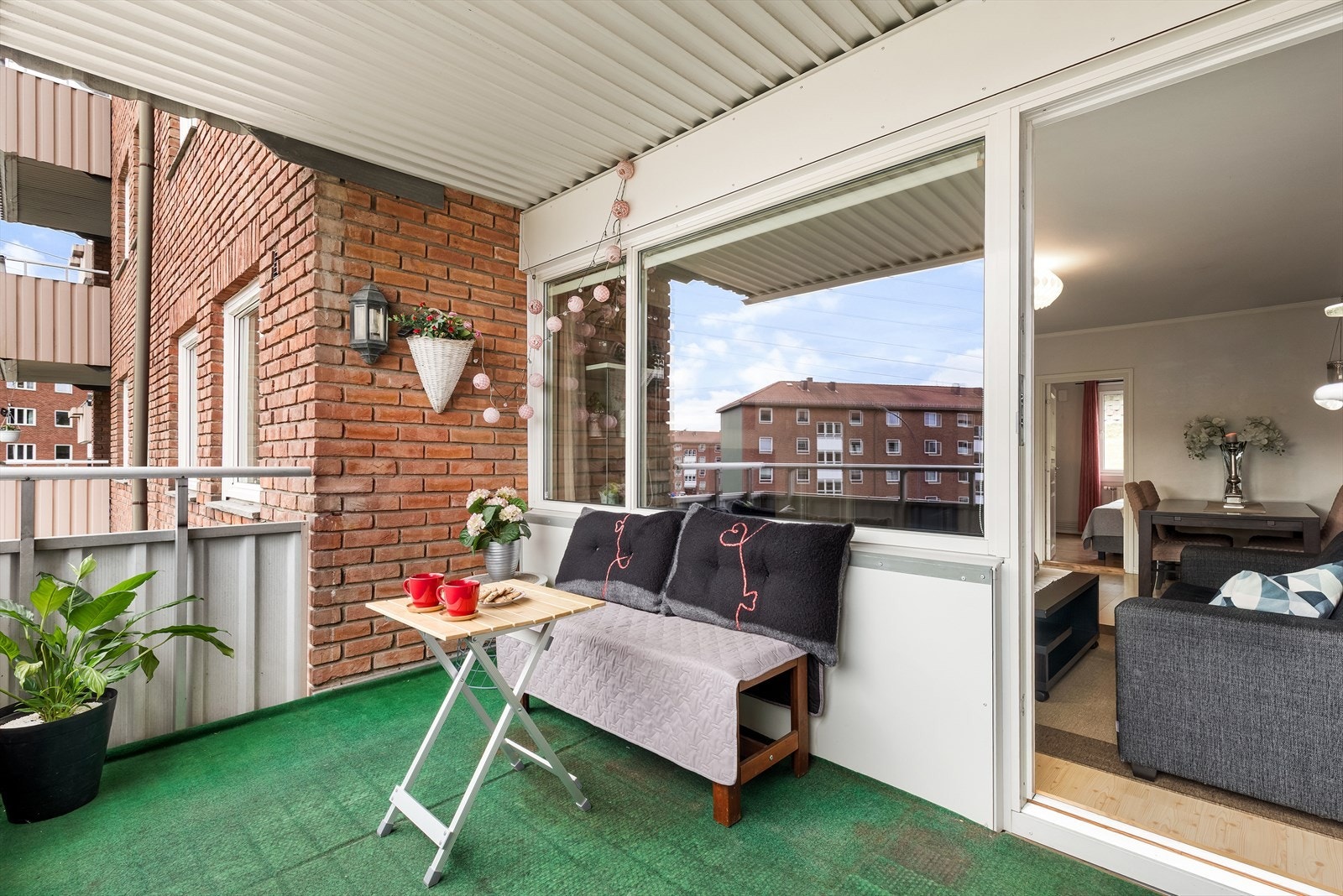 Balkongen har rikelig med plass til møblering for sosiale stunder og avslappende øyeblikk. Galleribilde