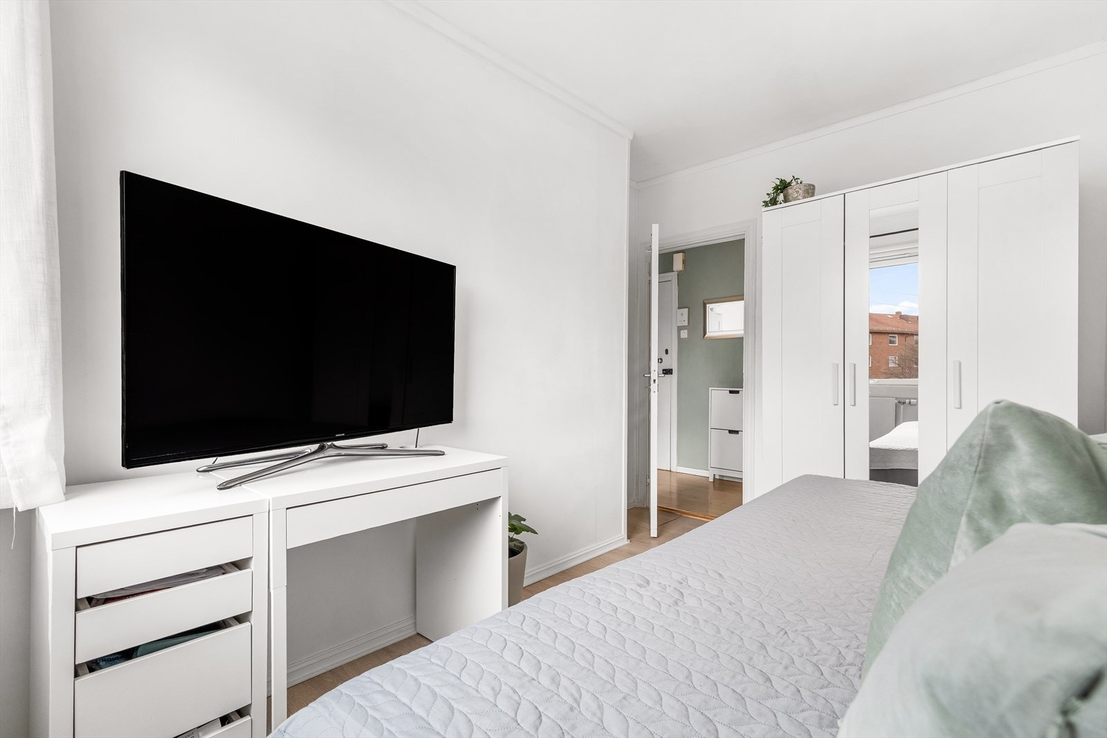 Vinduet gir godt med dagslys, og rommet har plass til både seng og arbeidsplass. Garderobeskapet medfølger ikke. Galleribilde