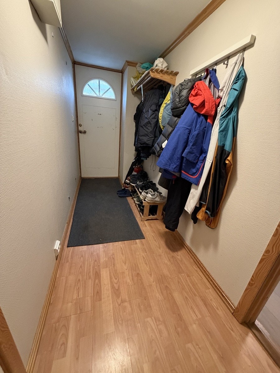 Plass til sko og ytterbekledning i inngangspartiet Galleribilde