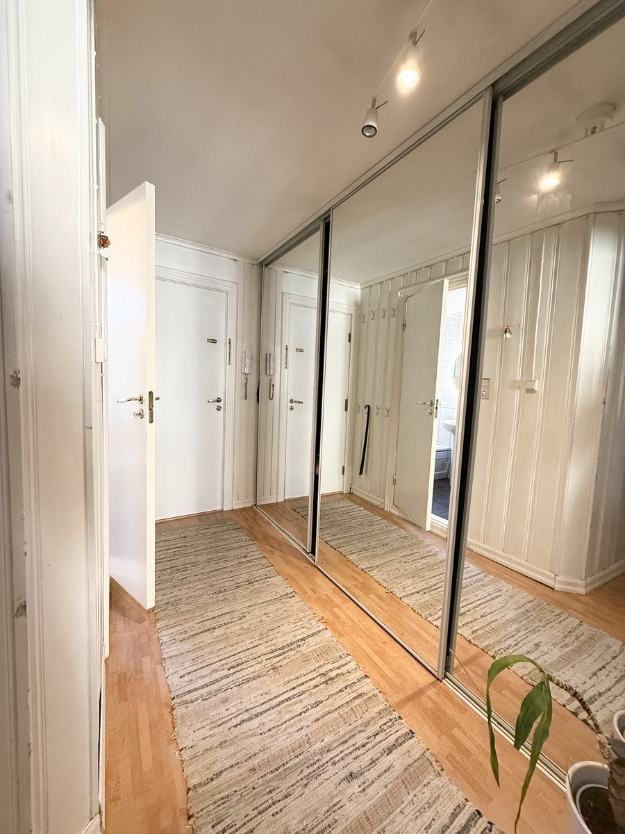 Inngangsparti med mye lagringsplass Galleribilde