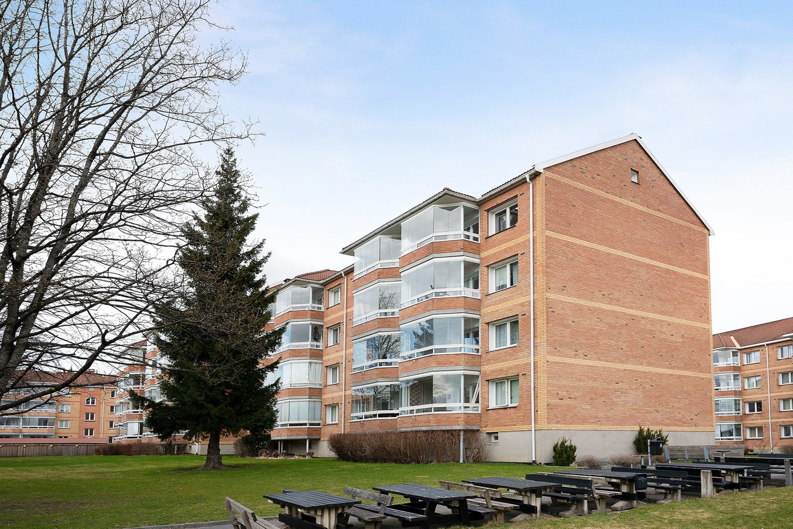 Borettslaget har pent opparbeidet uteområde med grøntarealer, lekeplass og sittegruppe. Galleribilde