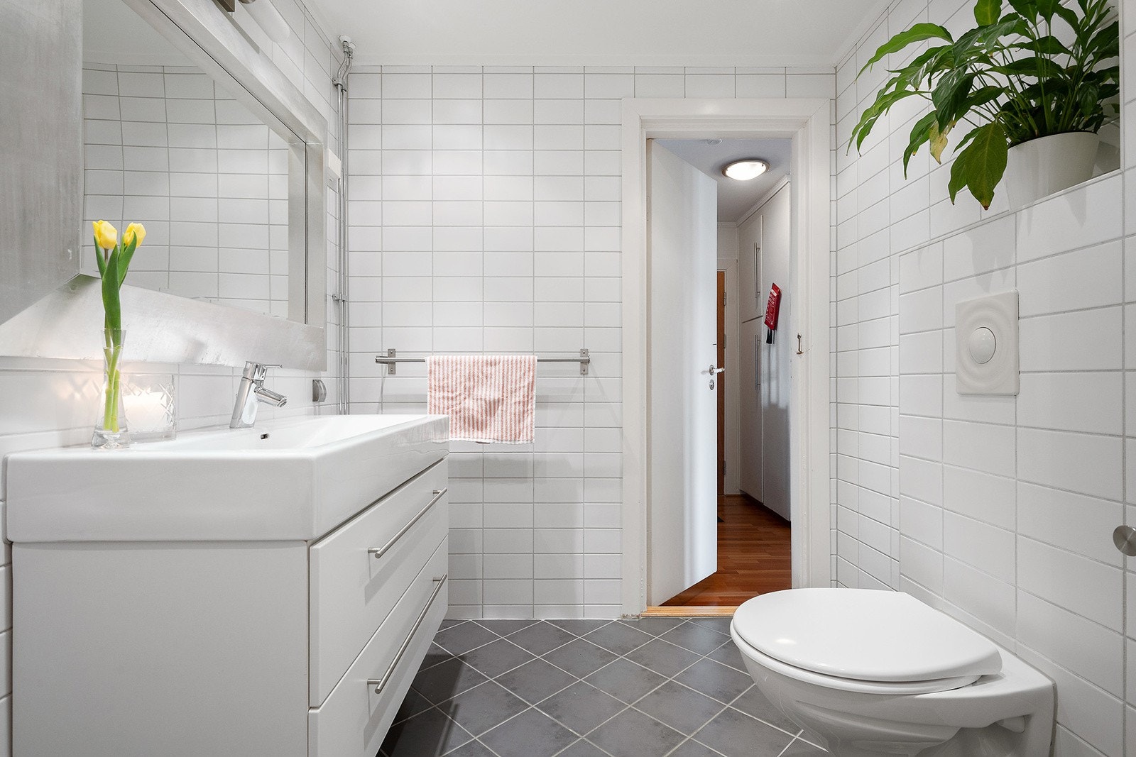 Pent flislagt bad med tidløse fliser. Badet ble rehabilitert av borettslaget i 2006/2007. Galleribilde