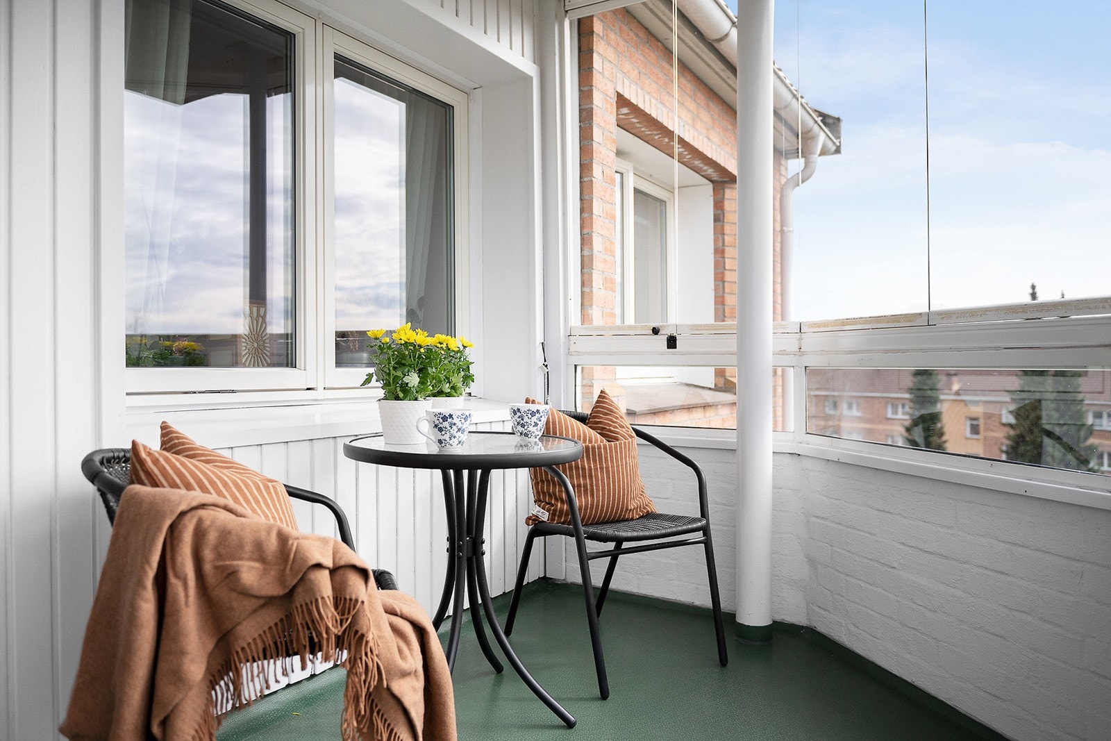 Den innglassede balkongen er romslig og kan benyttes som et ekstra rom samt forlenge sommerhalvåret Galleribilde