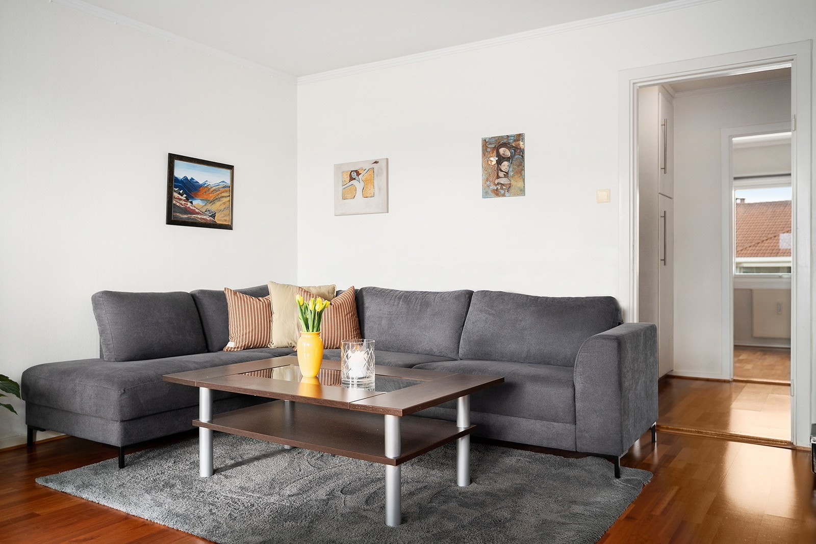 Det er god plass til en stor sittegruppe i stuen. Galleribilde
