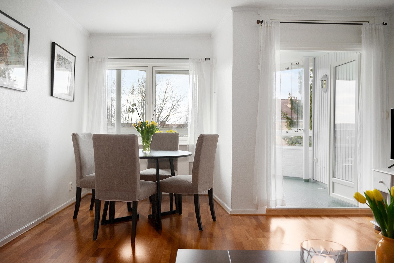 Det er god plass til en hyggelig spisestue hvor man kan nyte et godt måltid med venner og familie. Galleribilde