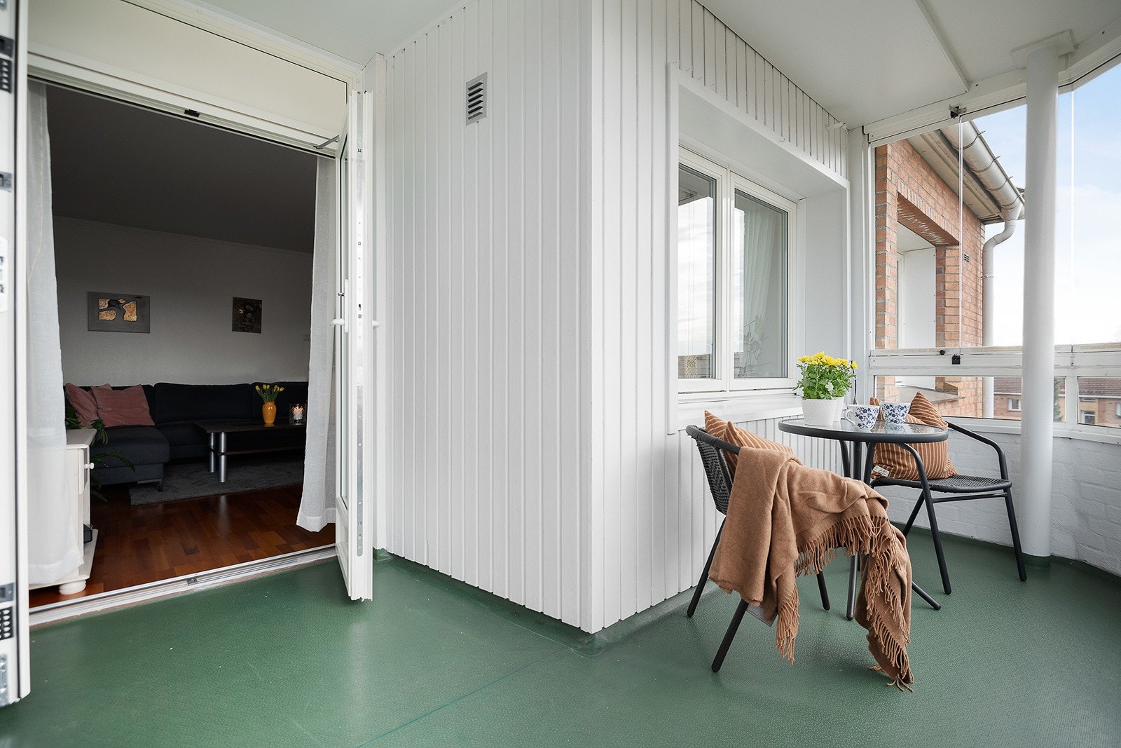 Balkongen er utstyrt med utelys og det er mulighet for bruk av både el- og gass grill. Galleribilde