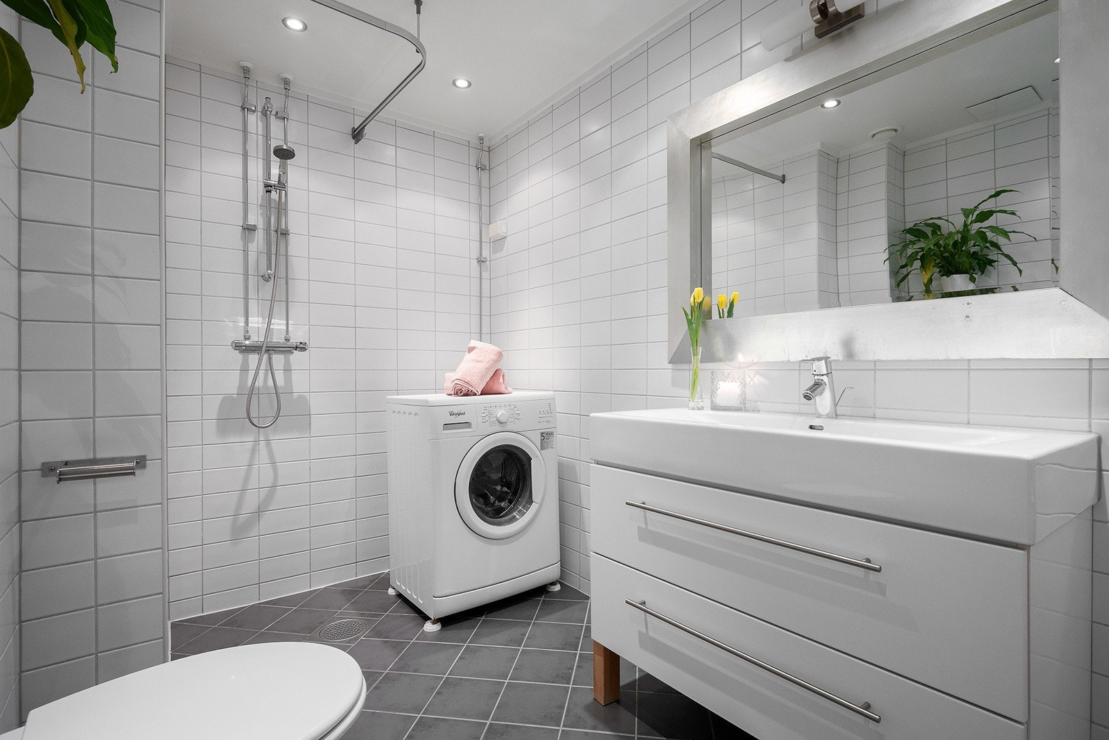 Badet har varme i gulv, downlights i taket og opplegg for vaskemaskin. Galleribilde