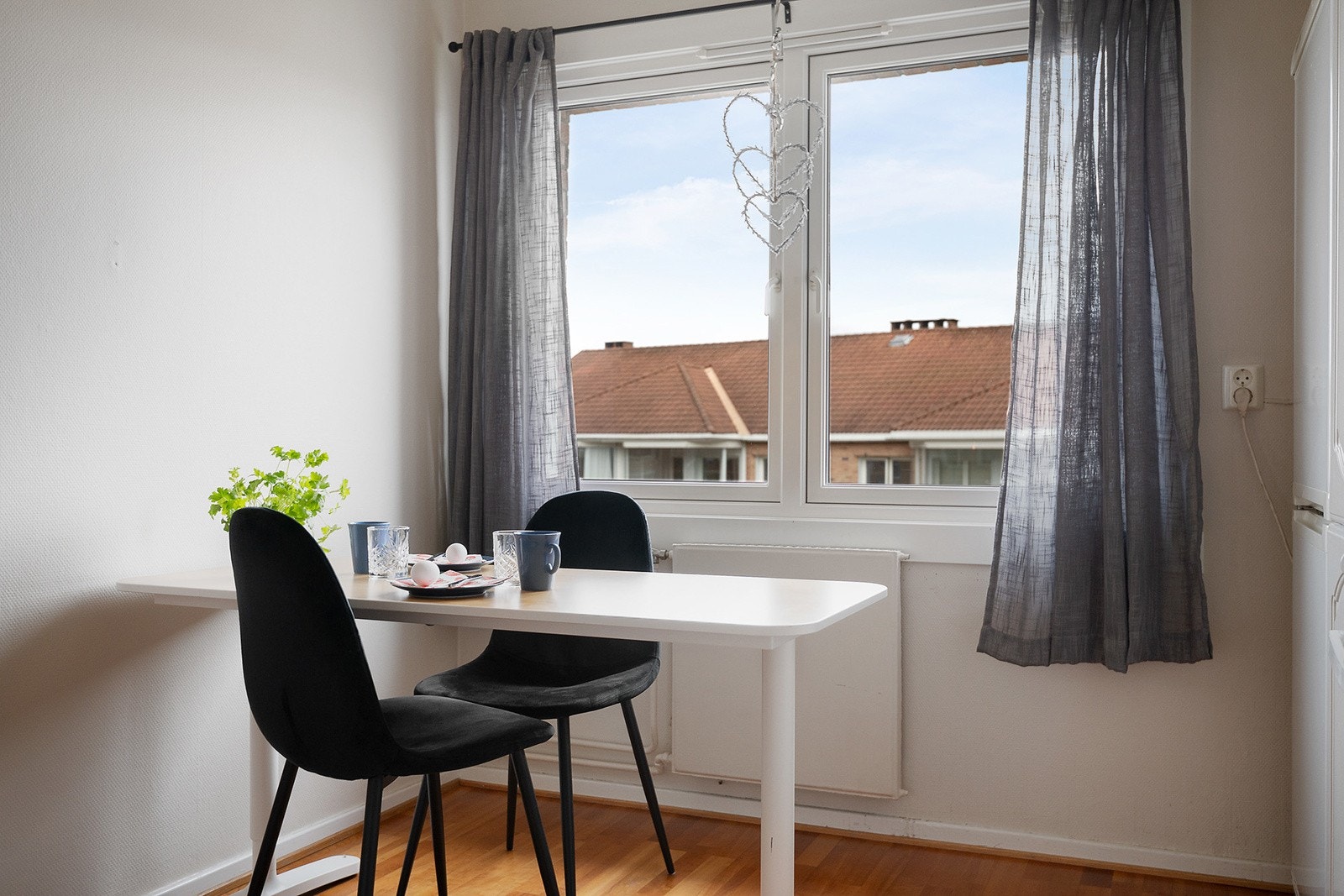 Det er god plass til et kjøkkenbord for familiens måltider Galleribilde
