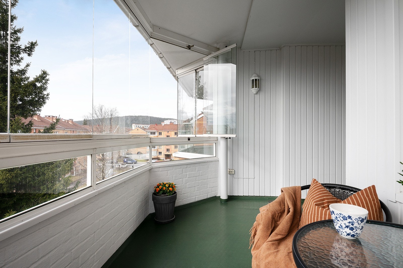 På balkongen kan du skape deg en hyggelig oase med utemøbler, beplanting og grill. Galleribilde