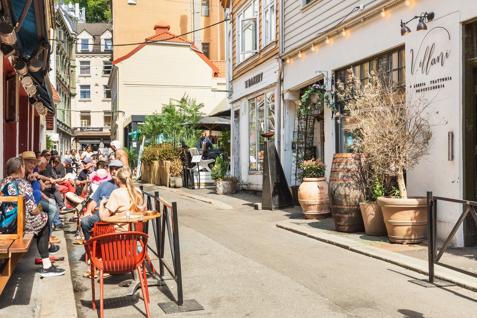 Bare et steinkast unna leiligheten finner man Skostredet som er kjent for sitt yrende folkeliv, gode smaksopplevelser og koselige butikker. Det er heller ikke langt fra Bryggen. Galleribilde