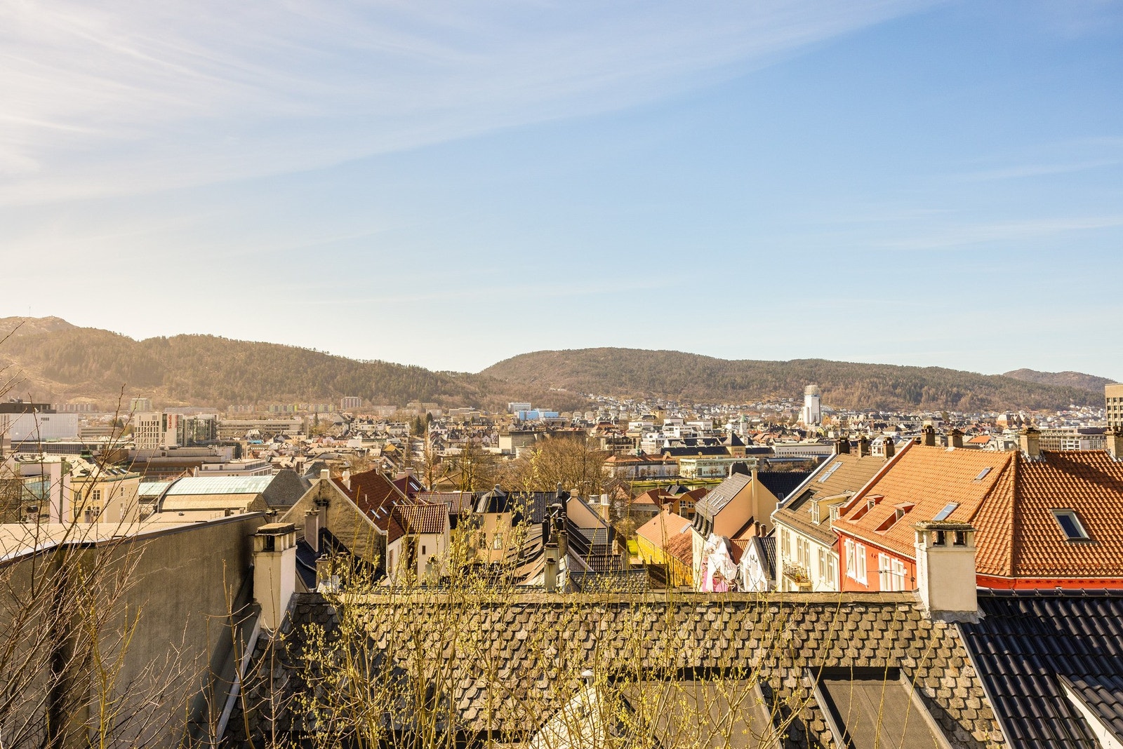 Leiligheten har en gjennomgående moderne standard og nydelig utsikt over byen fra stuevinduet! Galleribilde