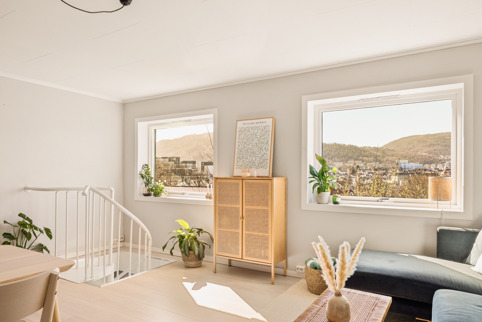 Det er gjennomgående laminat på gulv i leiligheten. Galleribilde