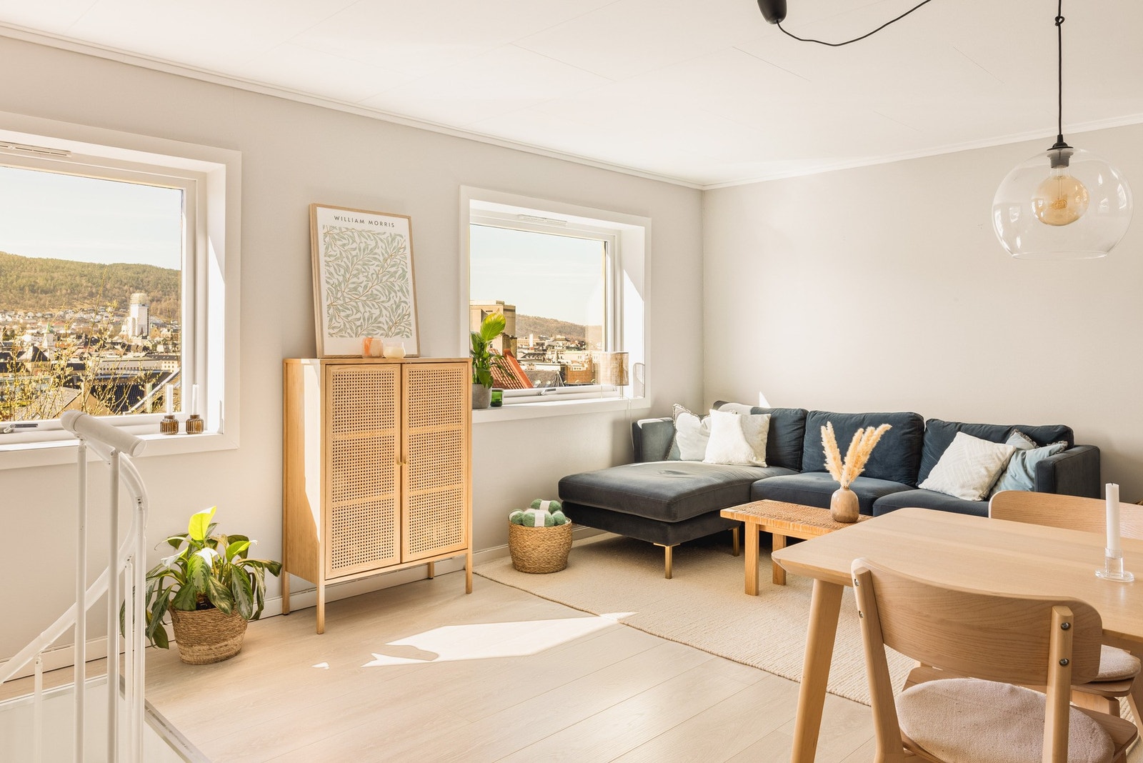 Dette er en lys og lekker 2-romsleilighet over to plan med stor kjellerstue og utsikt over byen! Galleribilde