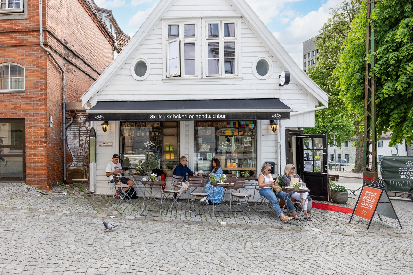 I Marken finner man også Godt Brød for ferske bakevarer, samt Kardemomme og Marken Kaffe. Galleribilde