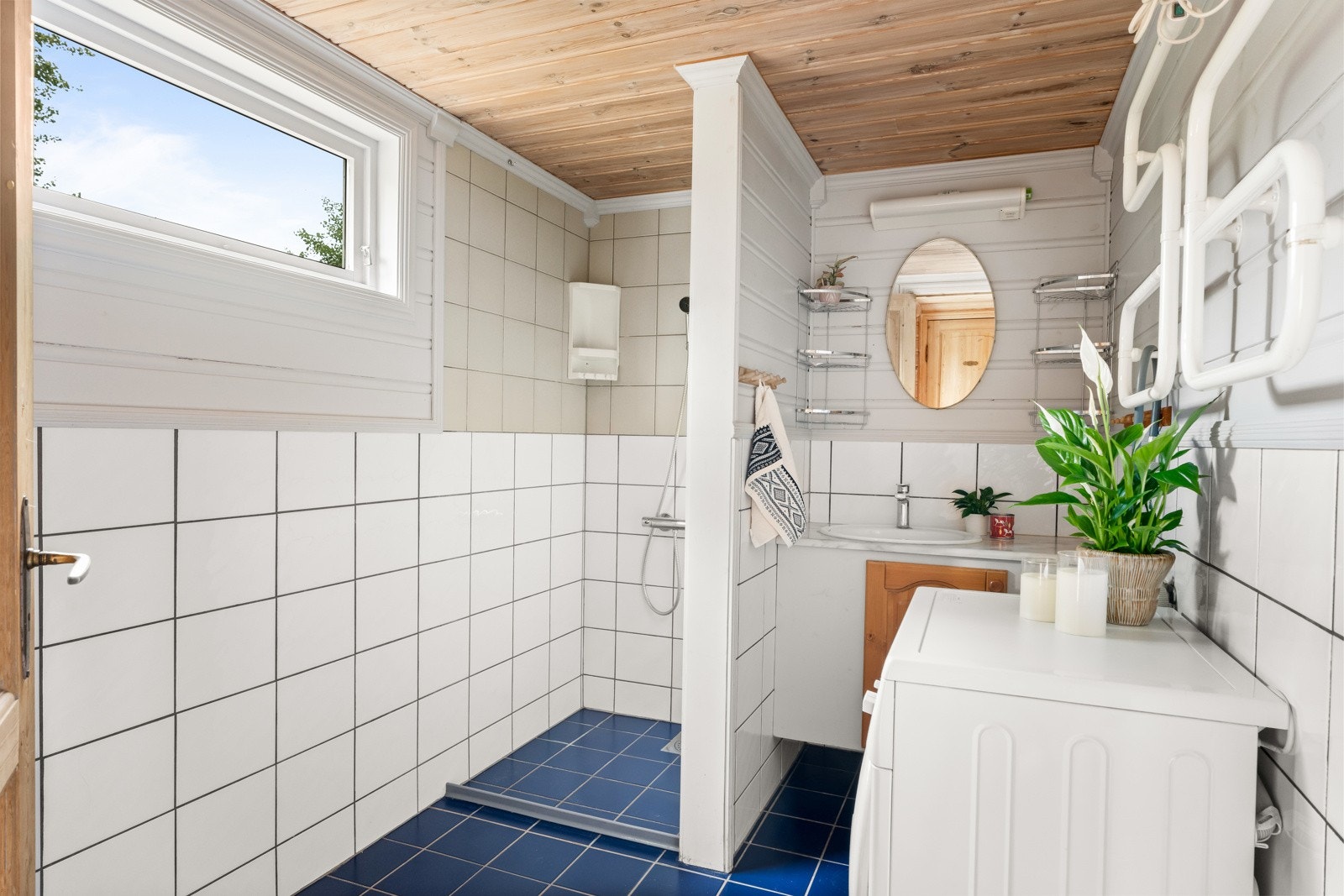 Hytta har et flislagt bad med opplegg for vaskemaskin. Galleribilde