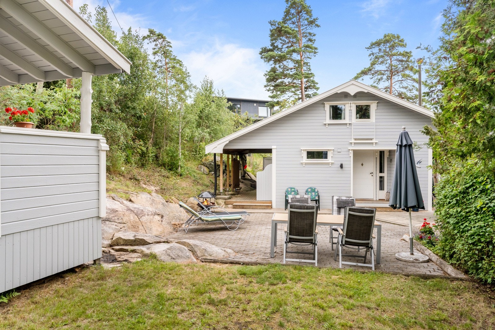 Uteplassene ligger godt i le for vær og har plass til ulike utemøbler, solsenger, bålpanne og spiseplass med mer. Galleribilde