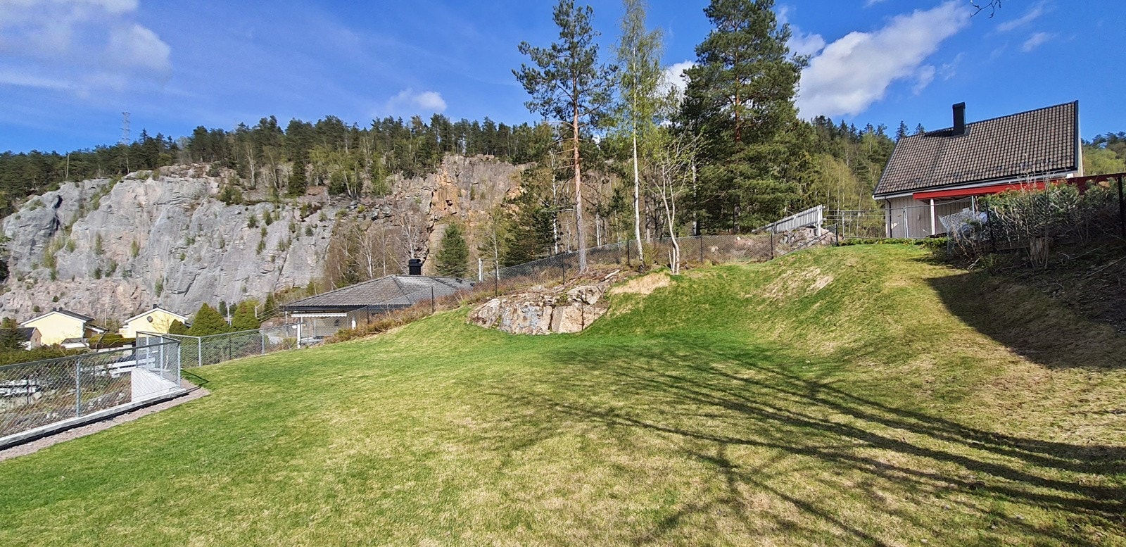 Sameiet har satt opp bord/benker, grillplass, lekeapparater etc på fellesområdene Galleribilde