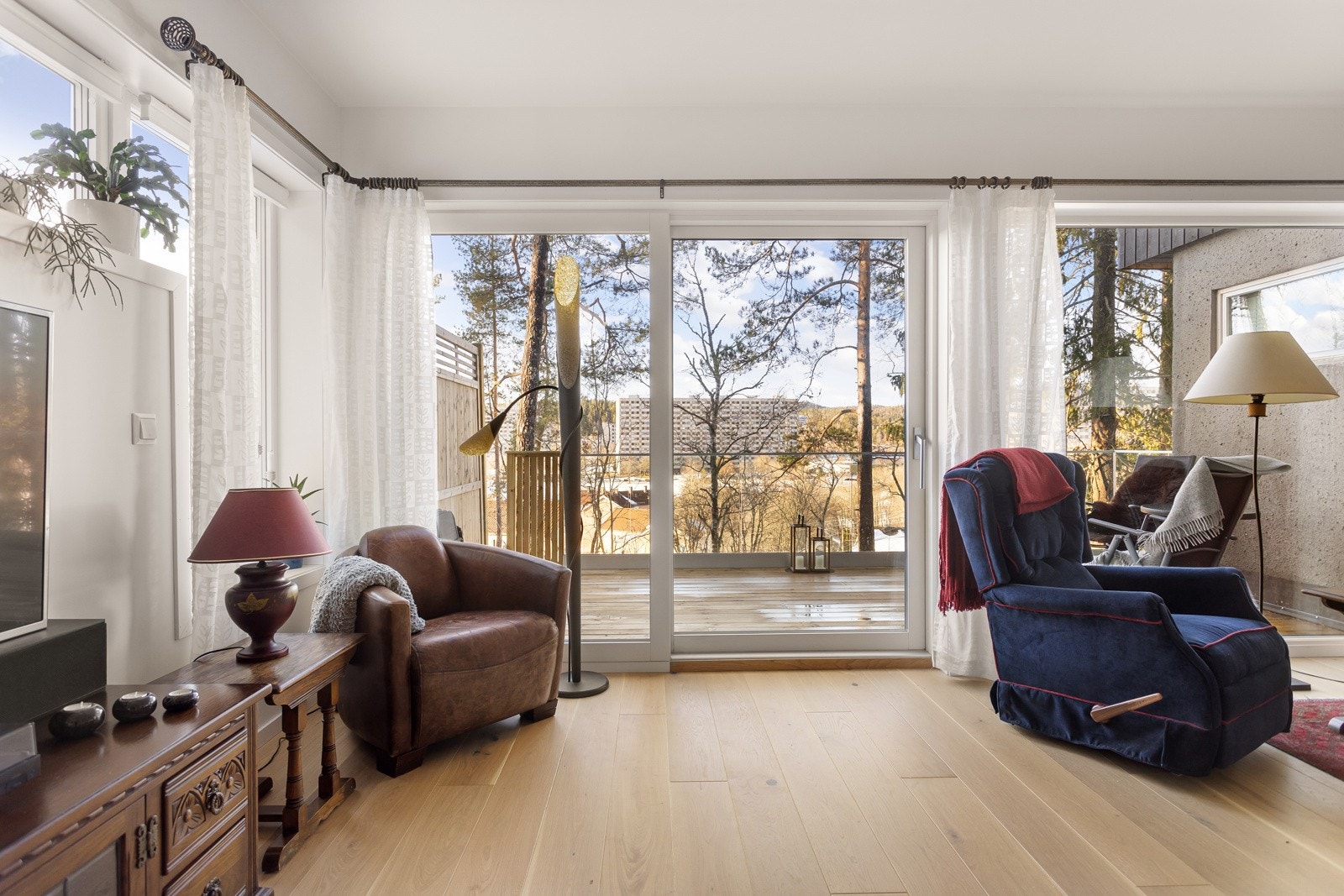 Stuen har utgang til en romslig terrasse på 15,8 kvadratmeter Galleribilde