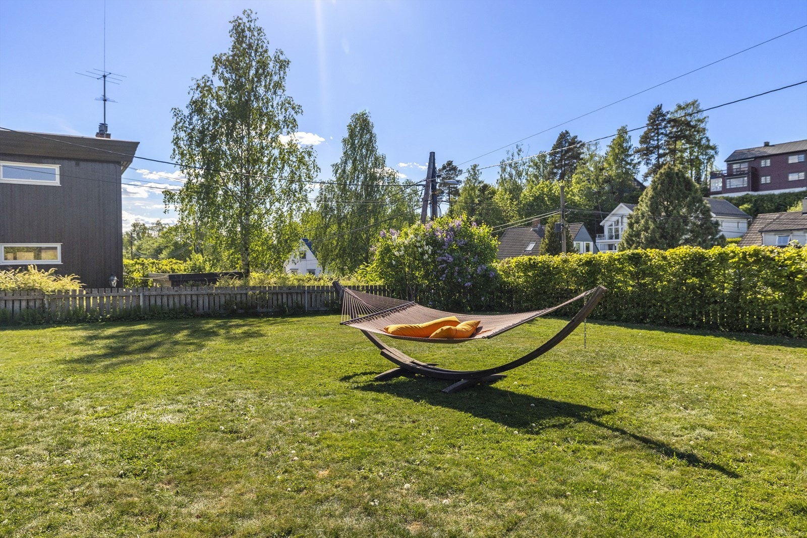 Tomten er svært solrik, sommerstid er det sol til ca 21.30. Galleribilde