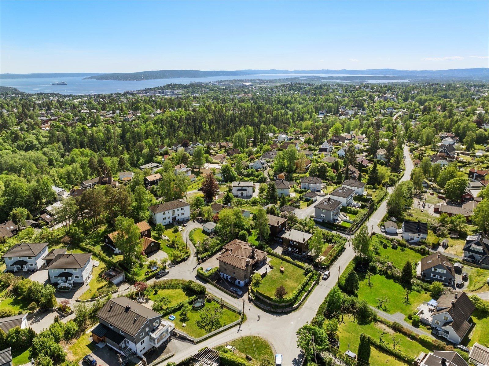Eiendommen har adkomst via privat vei. Galleribilde