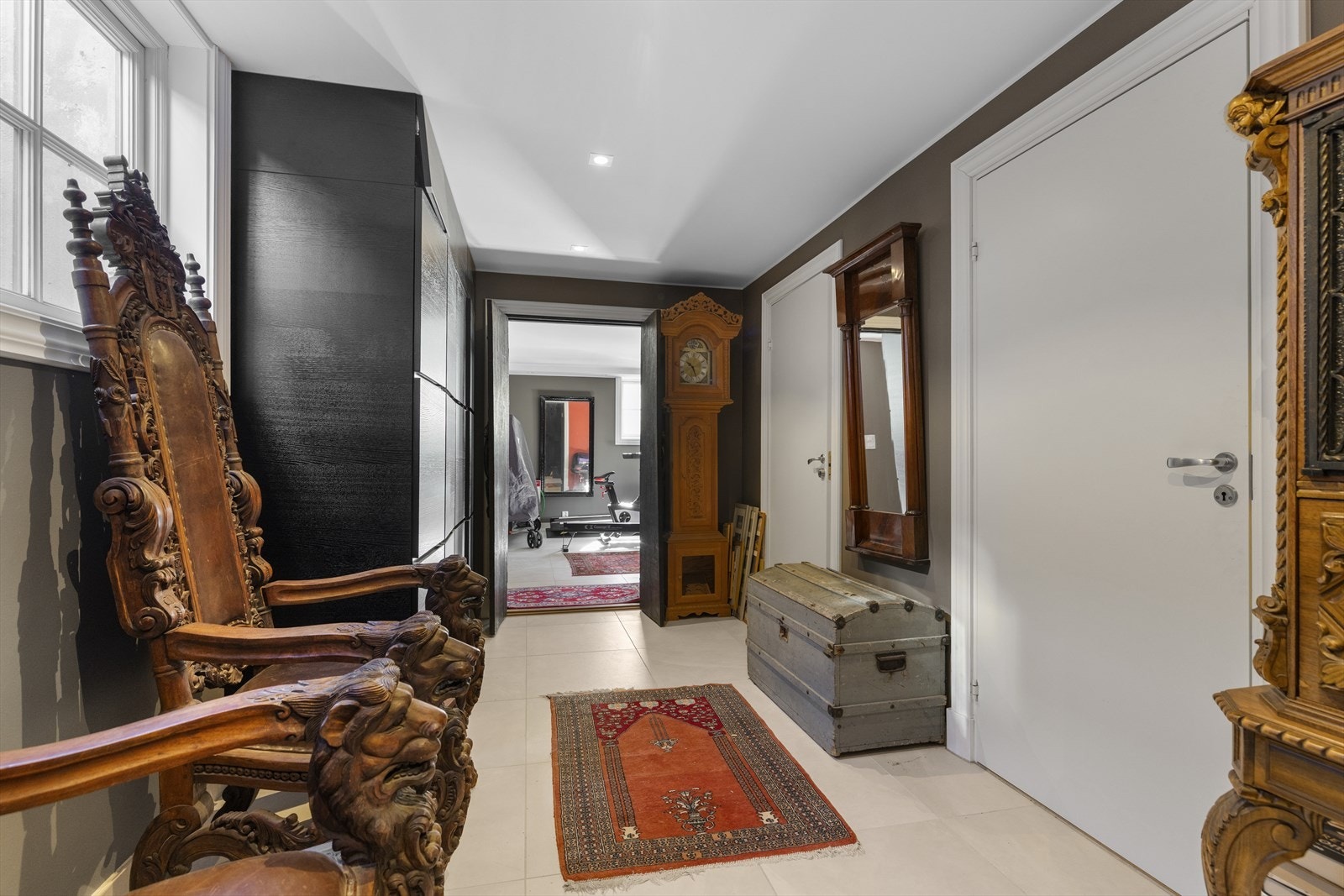 Adkomst til 2 store boder, dør videre inn til kjellerstue/disponibelt rom. Galleribilde