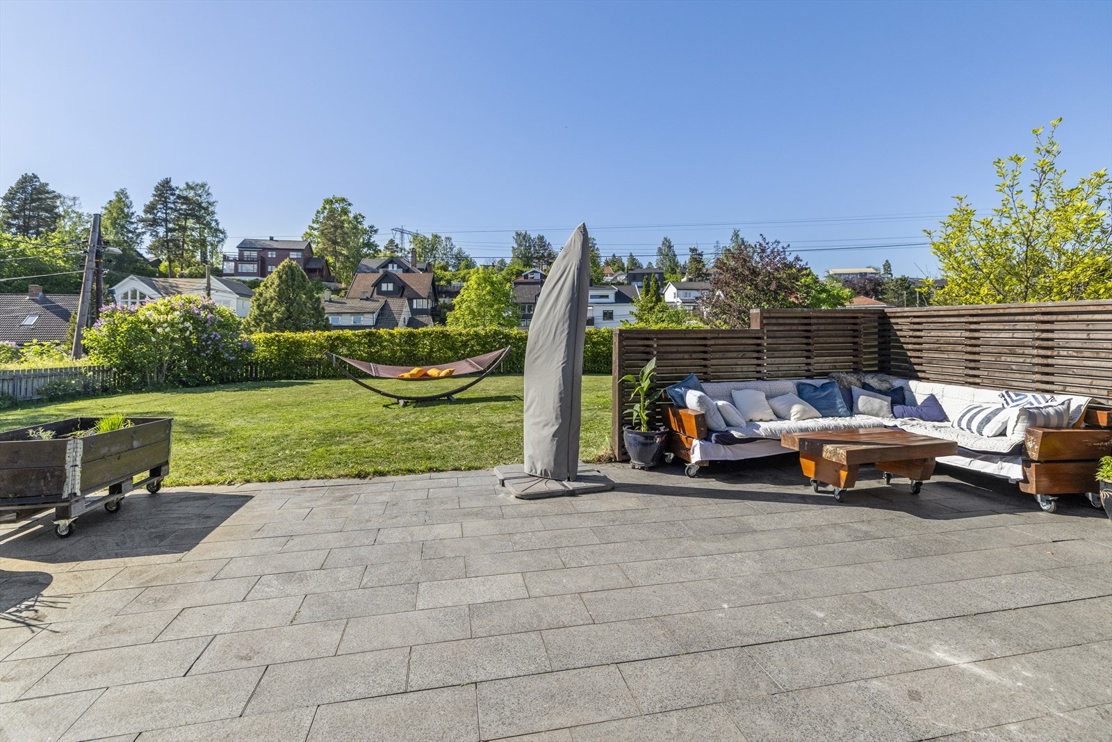 Flislagt terrasse med flere hyggelige soner. Galleribilde