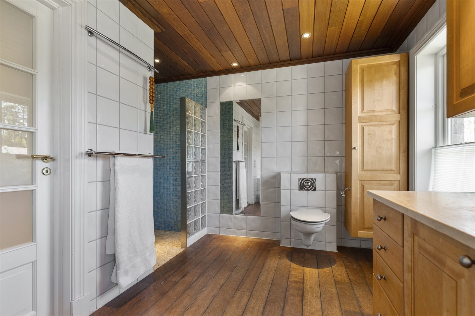 Hovedbadet er meget romslig og har både stor dusj og badekar. Galleribilde