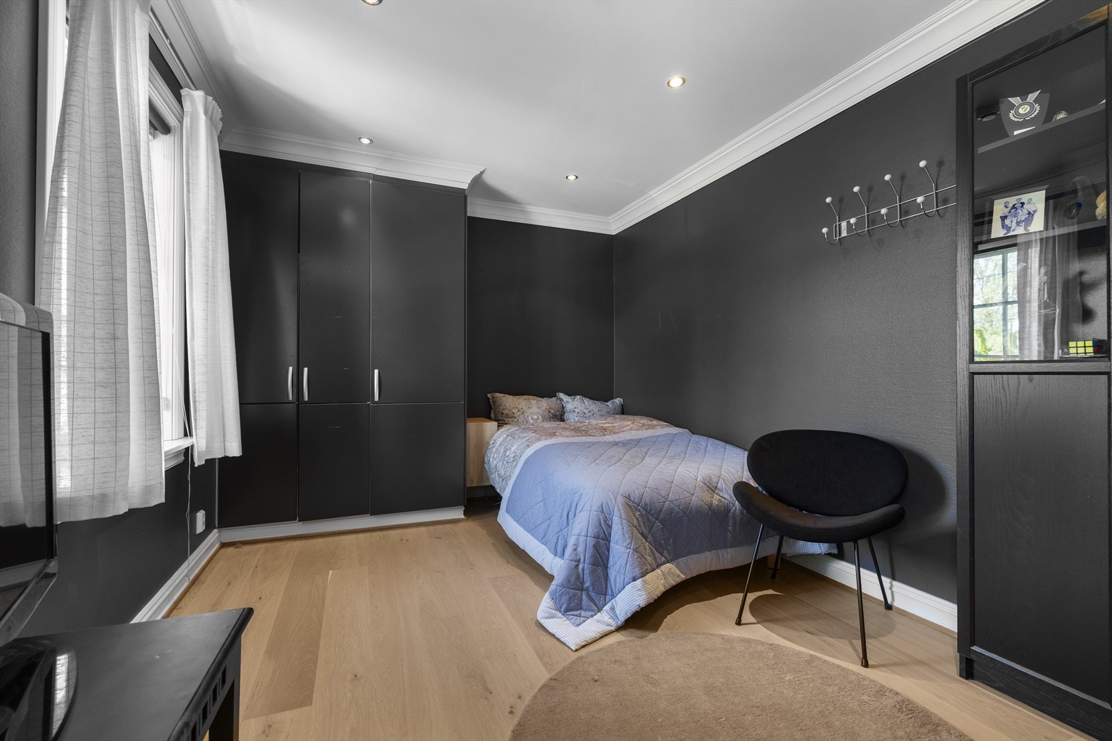 Soverom 2 i 2.etg med plassbygget garderobeskap. Galleribilde