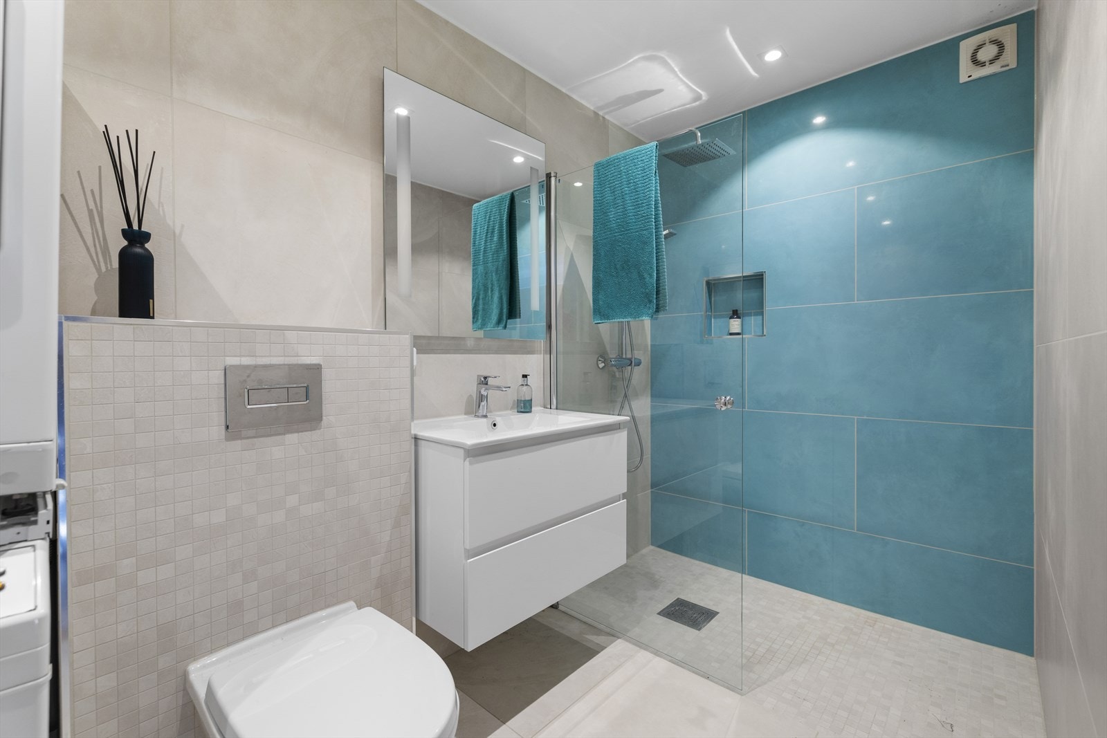 Badet i underetasjen ble pusset opp i 2018. Rommet har vannbåren gulvvarme. Galleribilde