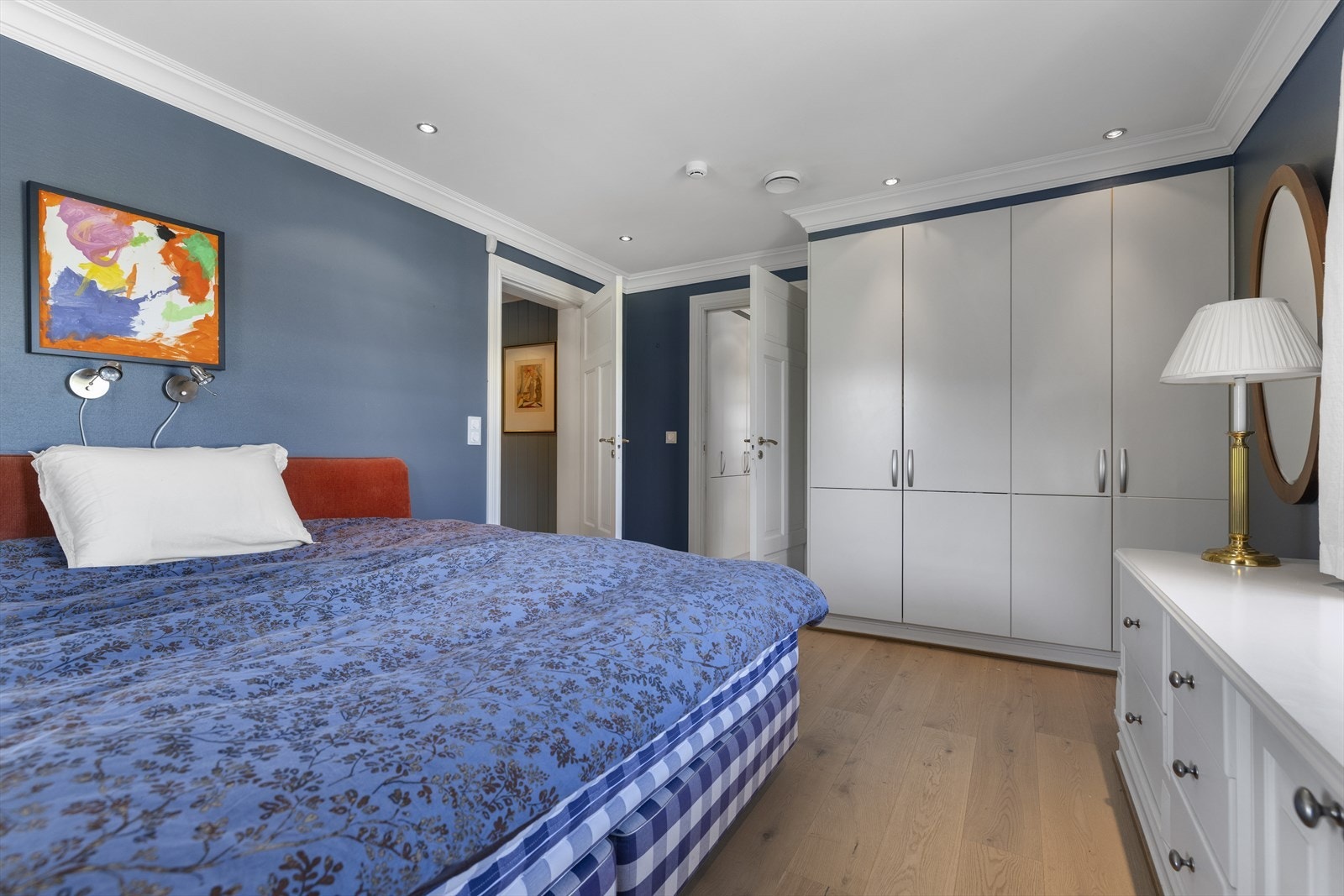 I tillegg til walk-in garderobe er det også garderobeskap på soverommet. Galleribilde