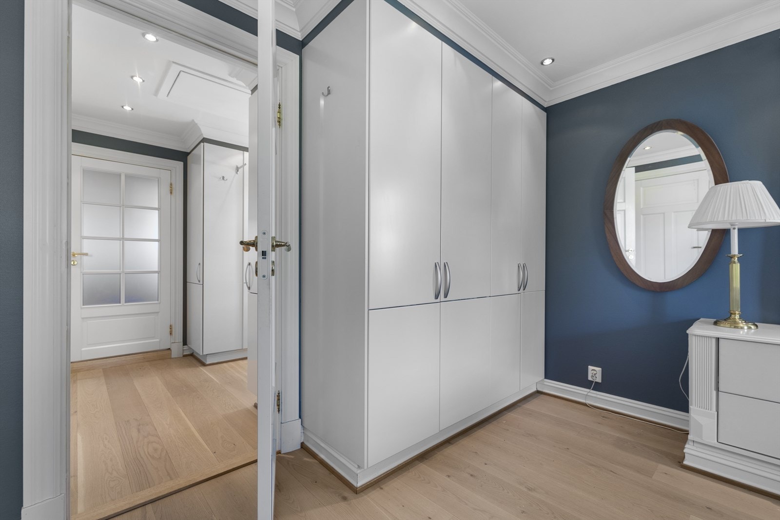 Adkomst walk-in garderobe og videre inn til hovedbad. Galleribilde