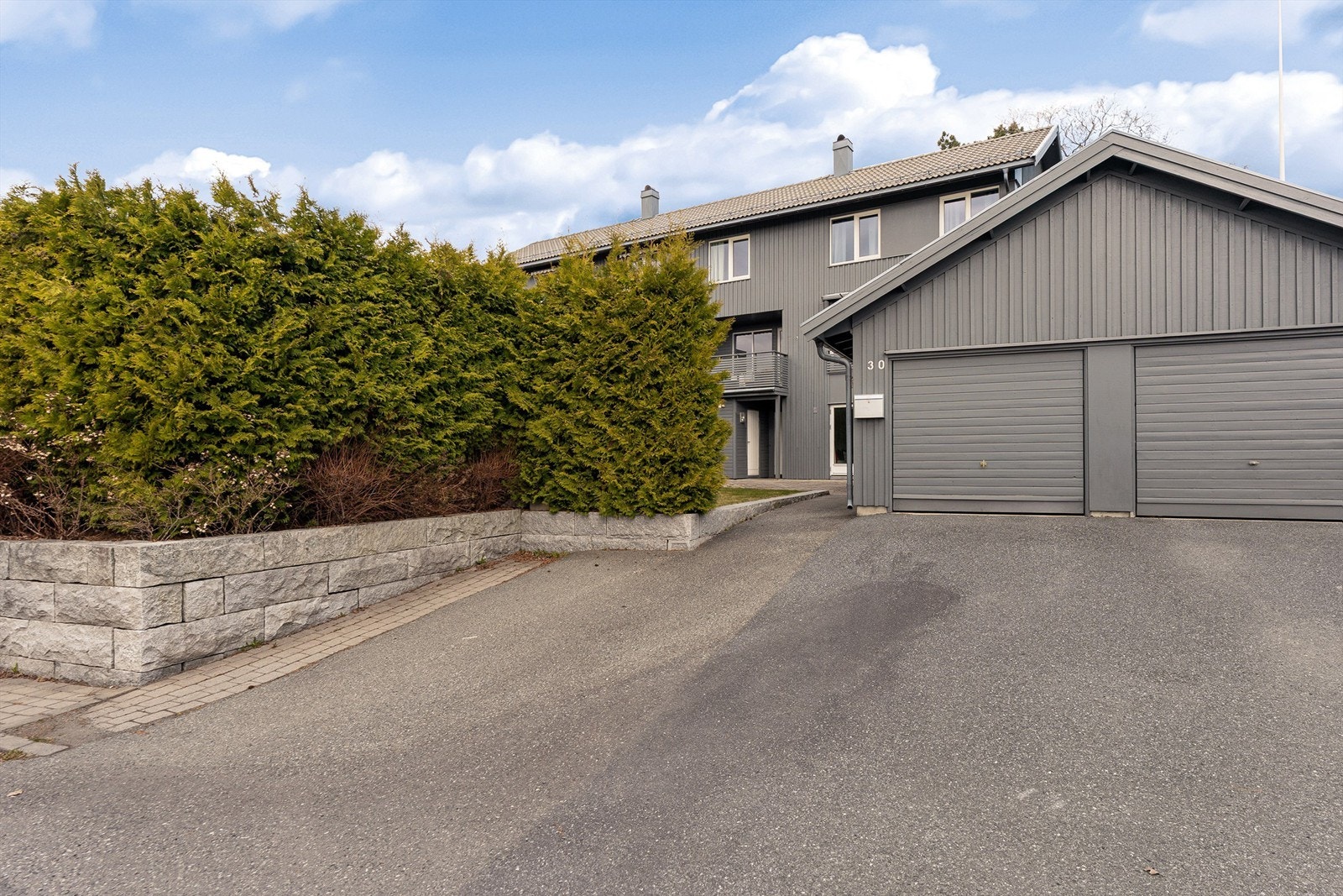 Med garasje, parkering på gårdsplass og gode lagringsløsninger i boder og på loft får dere en komplett bolig som kombinerer komfort, funksjonalitet og trygg beliggenhet Galleribilde